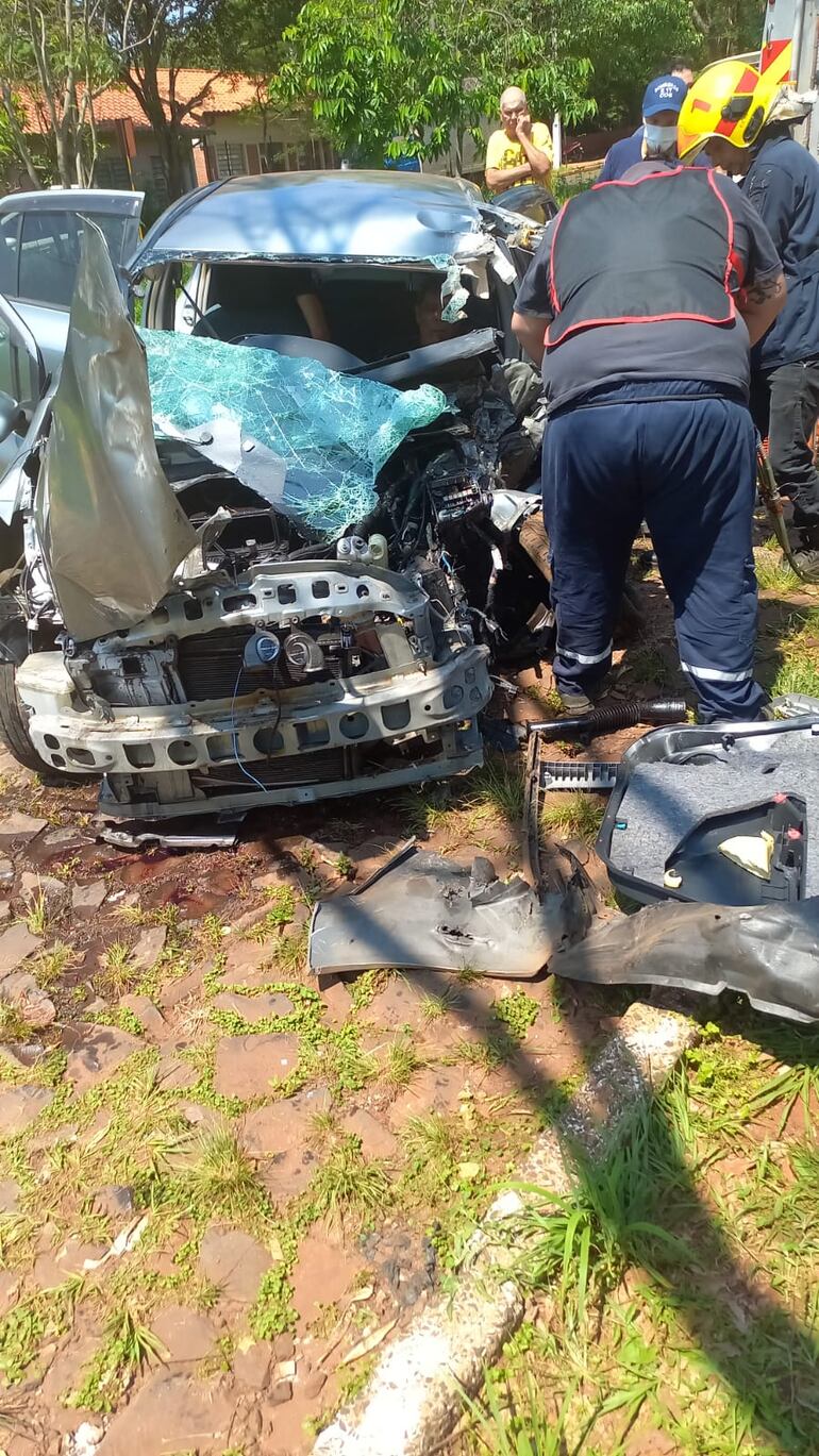 El Toyota Vitz quedó con serios daños materiales, a raíz del fuerte impacto. 