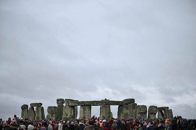 Asistentes celebran el festival pagano del "Solsticio de Invierno" en Stonehenge, en Wiltshire, en el sur de Inglaterra, el 21 de diciembre de 2024.