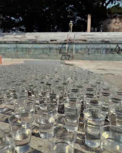 La instalación "Arroyito" de Mónica González va tomando forma en la piscina del Parque Caballero.