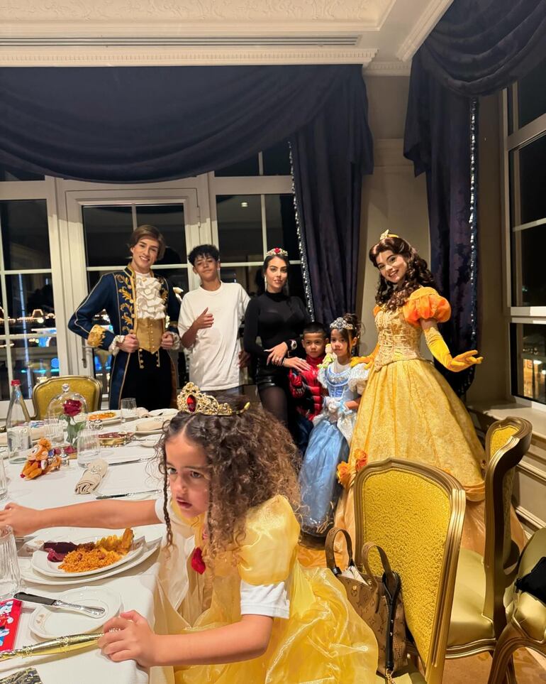 Cristiano Junior, Mateo, Eva y Alana junto a Georgina Rodríguez en el emblemático palacio de Disney. (Instagram/Georgina Rodríguez)