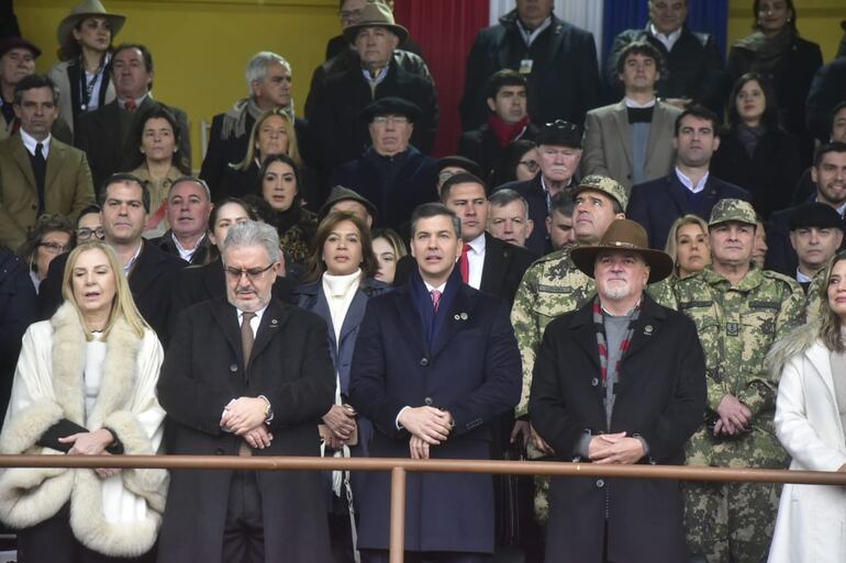 Santiago Peña (c), entre Enrique Duarte (i) y Daniel Prieto (d).