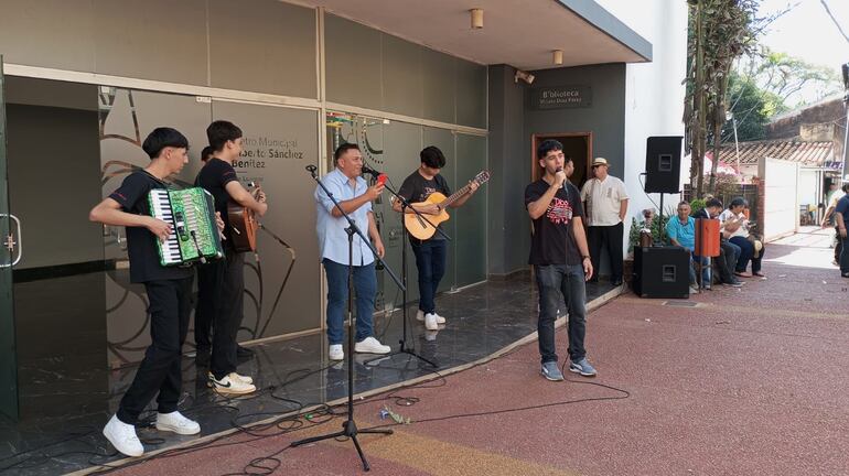 Jóvenes del Centro Libre de Formación Artístitca Integral “Marcelo Pintos” participaron del día del Folklore.