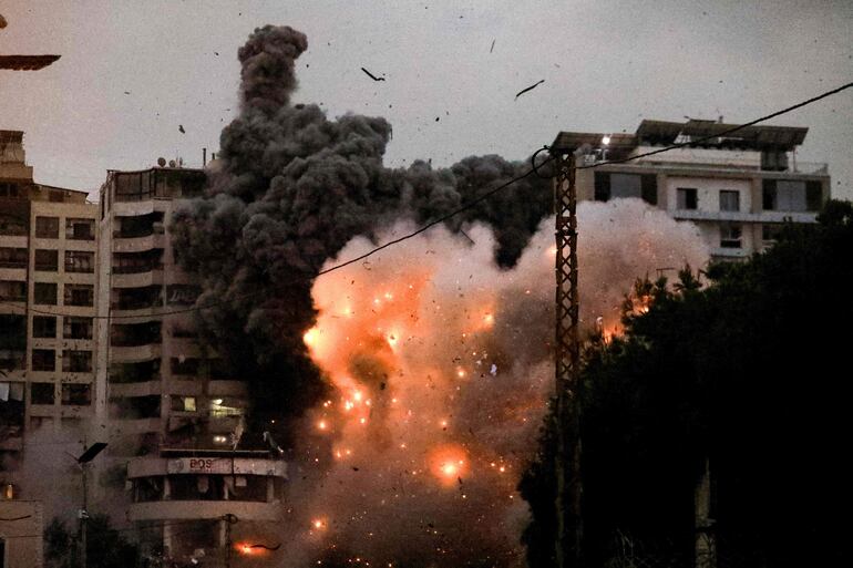 Una explosión durante un bombardeo israelí el lunes en el sur de Beirut, Líbano.
