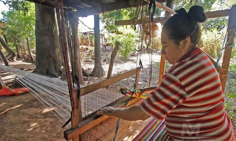 La artesana Máxima Samaniego en plena confección de la frazada de trapo.