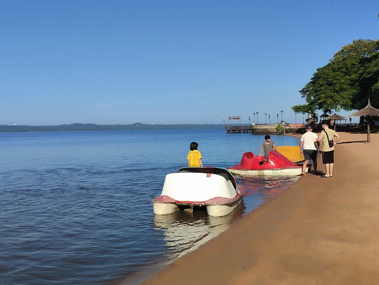 Pese a la contaminación del Lago Ypacaraí los turistas igual ingresan al agua.