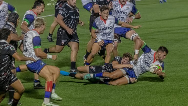 El yacaré Francisco Diez se arroja para convertir el try en Super Rugby. Foto: @andresnipessolani