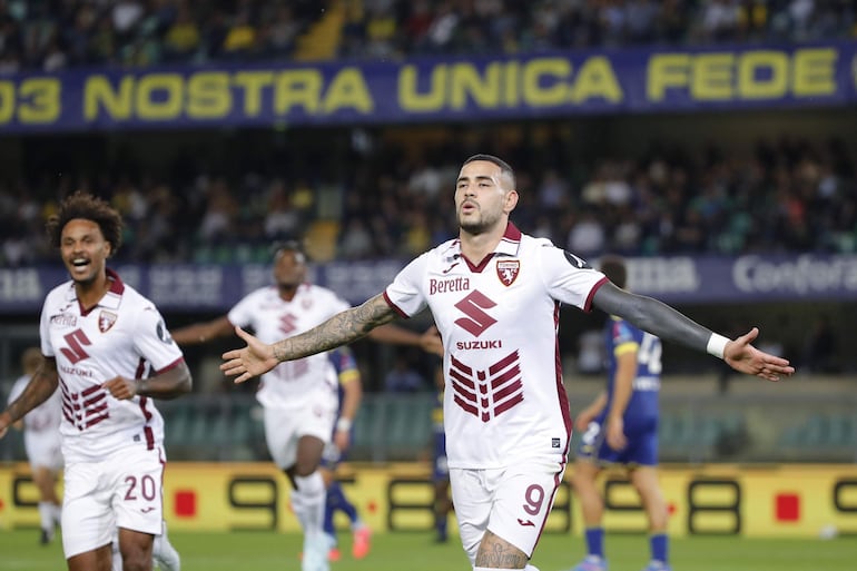 Antonio Sanabria (9), festeja el gol que marcó para el Torino