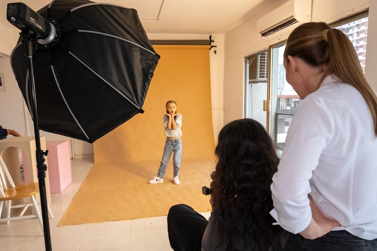 Backstage de India. La mamá Dallys Ferreira no podía faltar a la sesión de fotos.