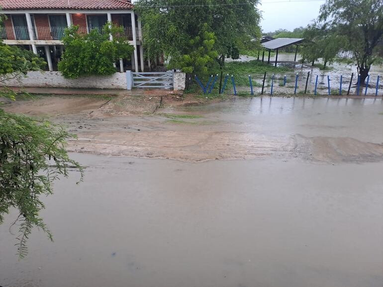 Varias calles de Bahía Negra quedaron inundados tras las lluvias del fin de semana.