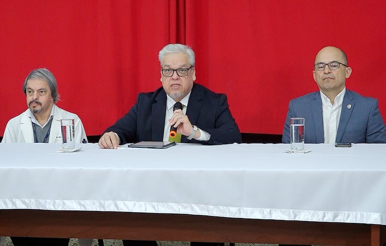 El doctor Felipe González (centro) durante la rueda de prensa en que anunció a Héctor Castro y Luis Carlos Báez como los nuevos viceministros de Salud Pública.