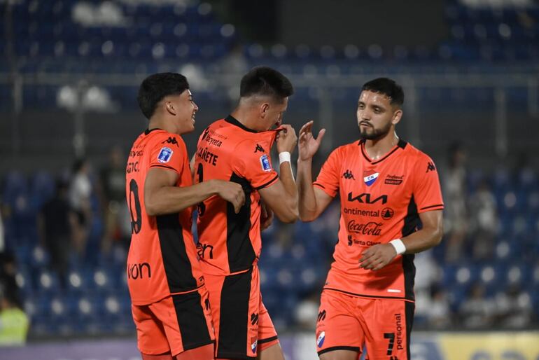 Los futbolistas de Nacional celebra el triunfo sobre Olimpia y clasificación a las semifinales de la Copa Paraguay 2024 en el estadio Defensores del Chaco, en Asunción, Paraguay.