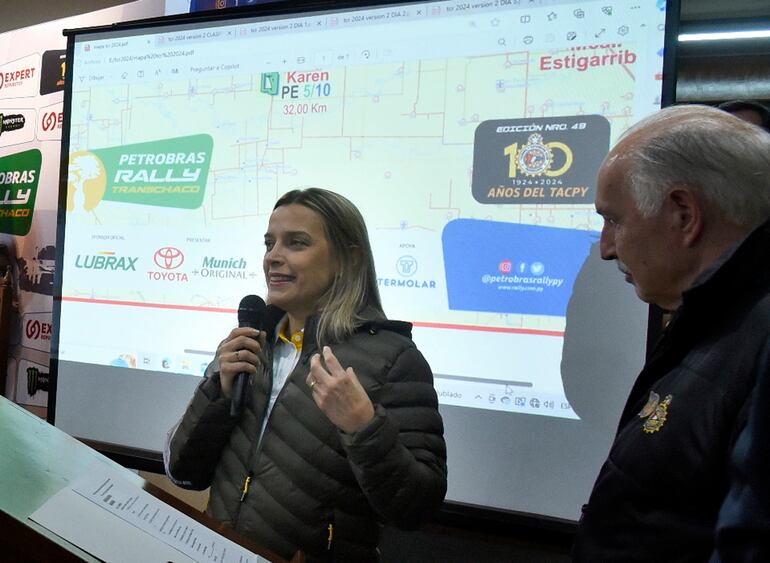 Ana Royg, gerente de comunicaciones Nextar, junto al Dr. Hugo Mersán, titular del Touring, en el lanzamiento del TCR49.