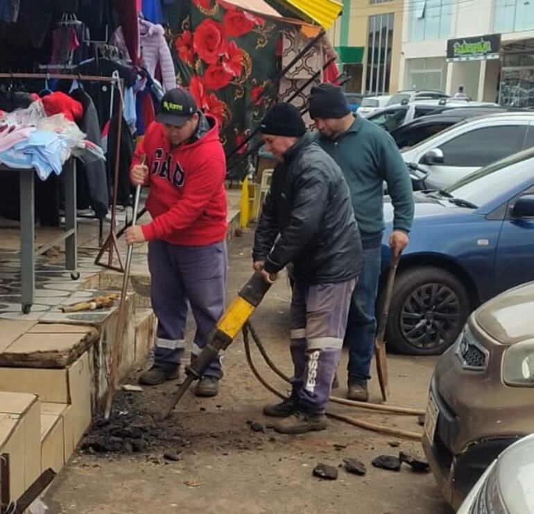 Funcionarios de la Essap proceden al corte del suministro de agua potable en la línea internacional.