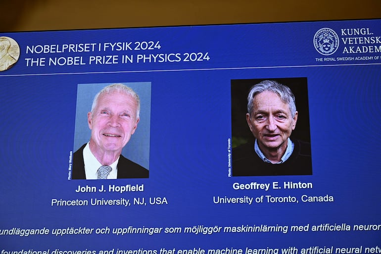 Una pantalla muestra las fotografías de los premios Nobel de Física de 2024 en Estocolmo, Suecia. El Nobel de Física ha distinguido este martes al estadounidense John J. Hopfield y al británico Geoffrey E. Hinton por el desarrollo de métodos que son la base del aprendizaje automático, una herramienta clave en el desarrollo de la inteligencia artificial (IA).