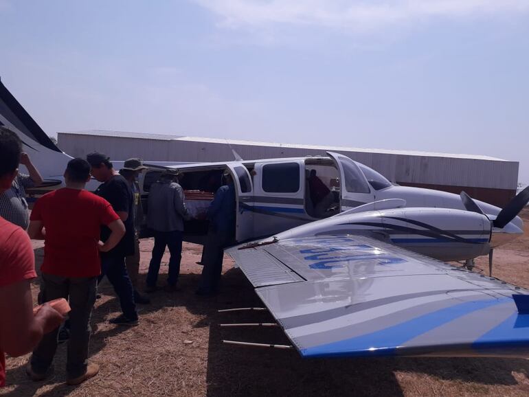 El cuerpo del trabajador, fue llevado en aviòn hasta su lugar de origen la ciudad de Encarnaciòn.