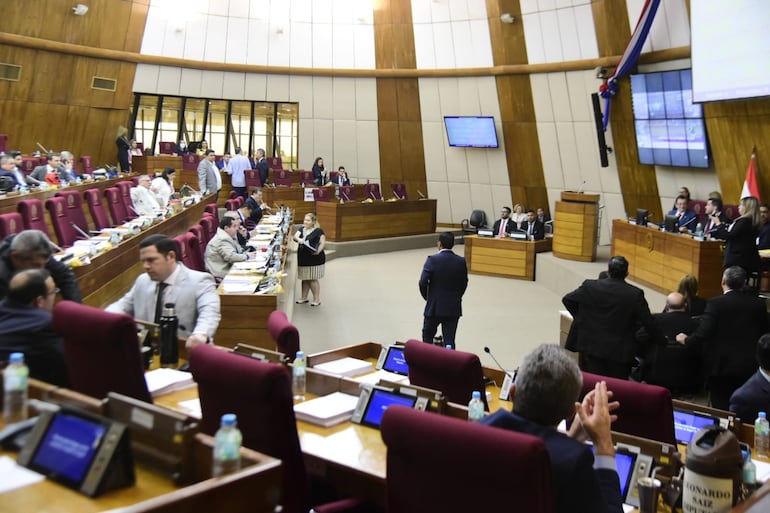 Imágenes de la sesión de la Cámara de Diputados este martes, que se inició con retrasos ante la ausencia de parlamentarios a la hora fijada incialmente.