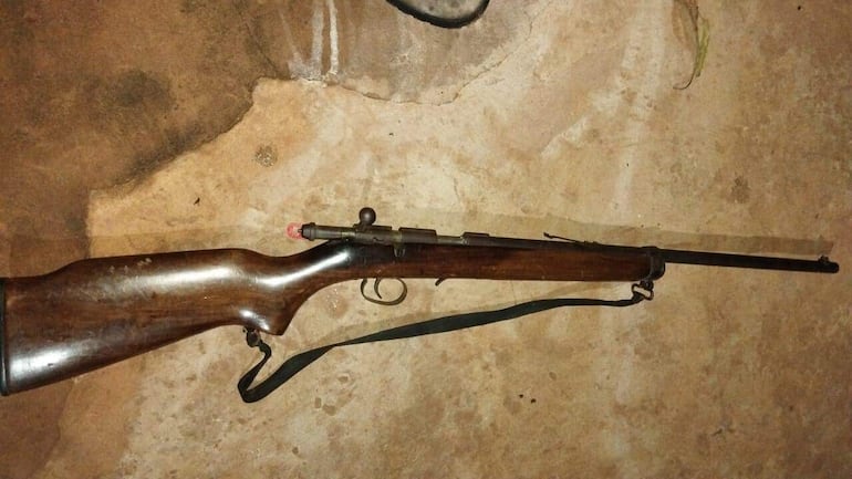 
También fue requisado este rifle calibre 22mm de una de las casas allanadas.