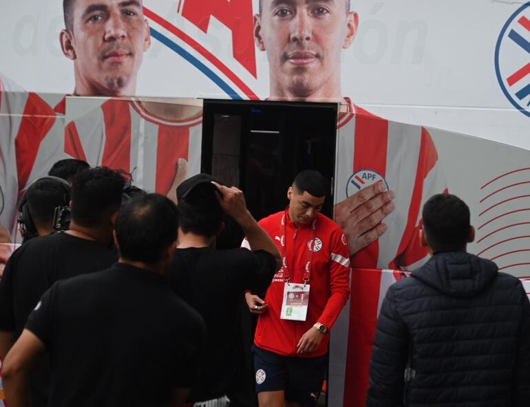 Llegada de la selección paraguaya al Antonio Aranda.