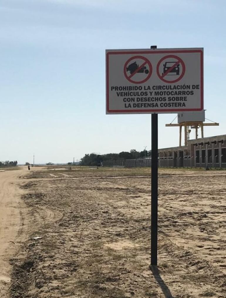 A pesar de las prohibiciones vigentes se arroja basura y otros desechos en la defensa costera. 