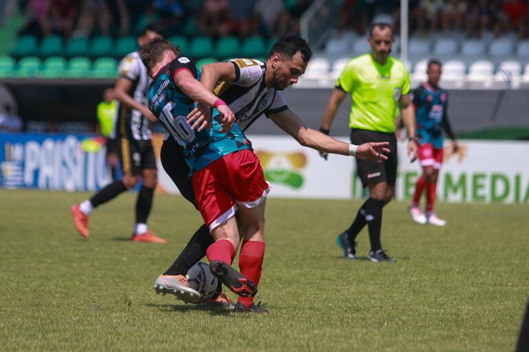 Disputa entre Wilson Medina del "12" y Manuel Roa de "General". (Foto: APF)