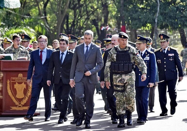 El presidente Mario Abdo Benítez, custodiado por un agente del Regimiento Escolta Presidencial (REP).