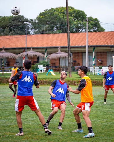 JOjos bien abiertos de Jorge Darío  Mendoza (centro, 35 años), durante un entrenamiento  desarrollado en el Puma Resort, donde cumple la pretemporada Ameliano, motivo por el cual  los rojos concentran en otro establecimiento de la ciudad.