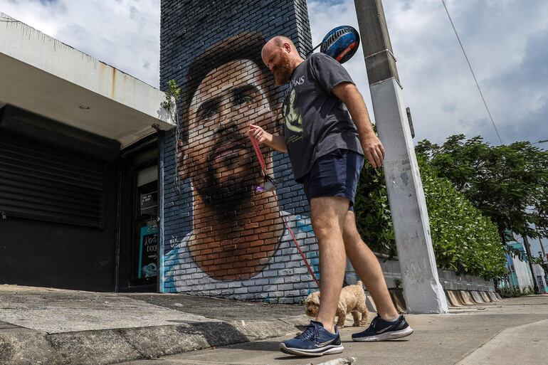 Un hombre camina frente a un mural que representa al futbolista argentino Lionel Messi en Miami el 7 de junio de 2023.