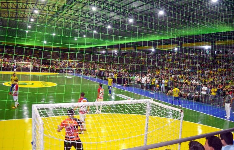 El polideportivo de Caacupé atrae a muchos universitarios.