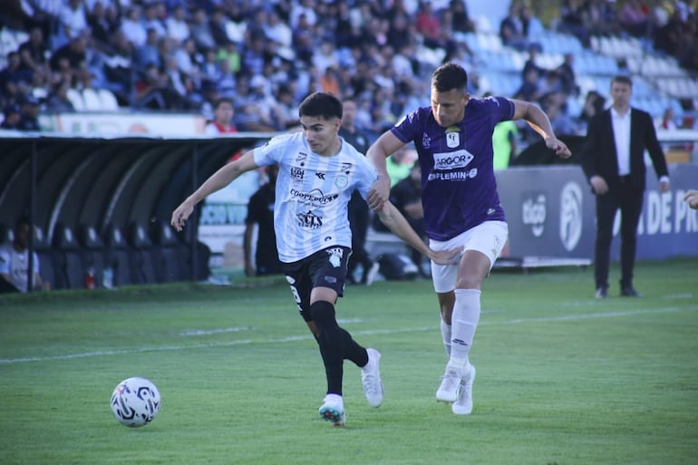 Al fondo, Luciano Theiler observa el duelo entre Marcelo Acosta y Marcelo Paredes