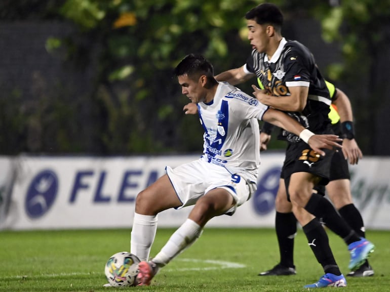 Cristhian Ocampos (i), jugador de Sportivo Ameliano, domina el balón en un partido frente a Libertad por la sexta fecha del torneo Clausura 2024 del fútbol paraguayo en el estadio Martín Torres, en Asunción, Paraguay.