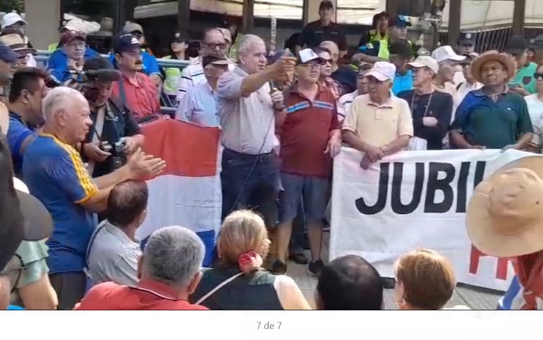 Pedro Halley, con micrófono en mano, comentando la situación en que viven muchos jubilados del IPS, durante la manifestación llevada a cabo esta mañana.