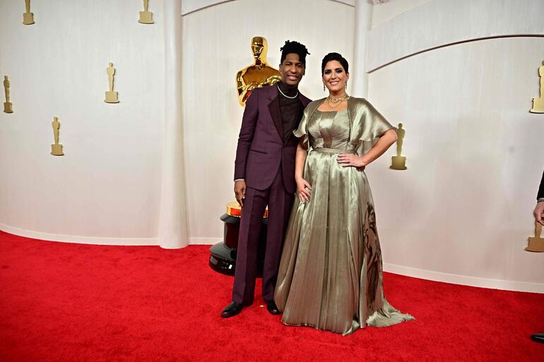 Jon Batiste y Suleika Jaouad llegaron así de elegantes a la red carpet de la edición 96 de los Premios Óscar. (Frederic J. Brown / AFP)