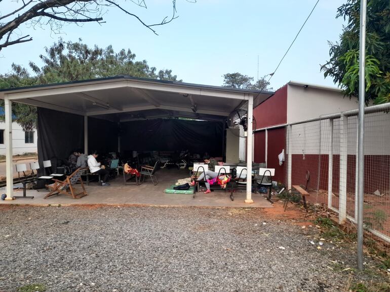 Una importante cantidad de familiares de pacientes respiratorios vuelven a ocupar el albergue del área de contingencia del Hospital de Clínicas.