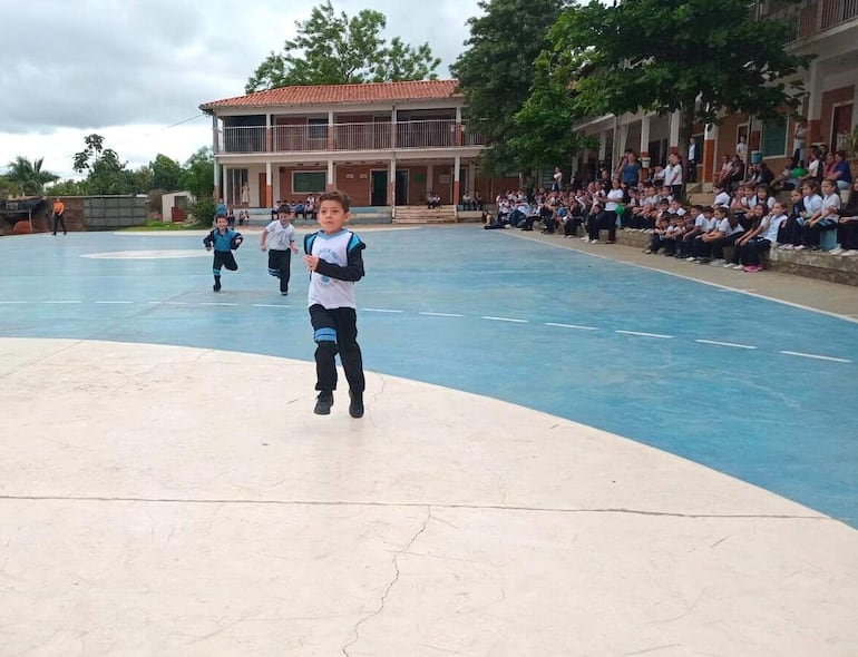 Los niños del nivel inicial hasta tercer grado corrieron dentro de la escuela.