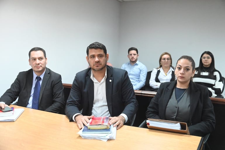 El abogado Fabián Ramírez y el fiscal Hernán Galeano, en la sala de audiencias.