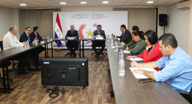 Directores de colegios departamentales se reunieron con el ministro de Educación, Luis Ramírez y el ministro de Desarrollo Social, Tadeo Rojas, luego de ser excluidos de Hambre Cero.