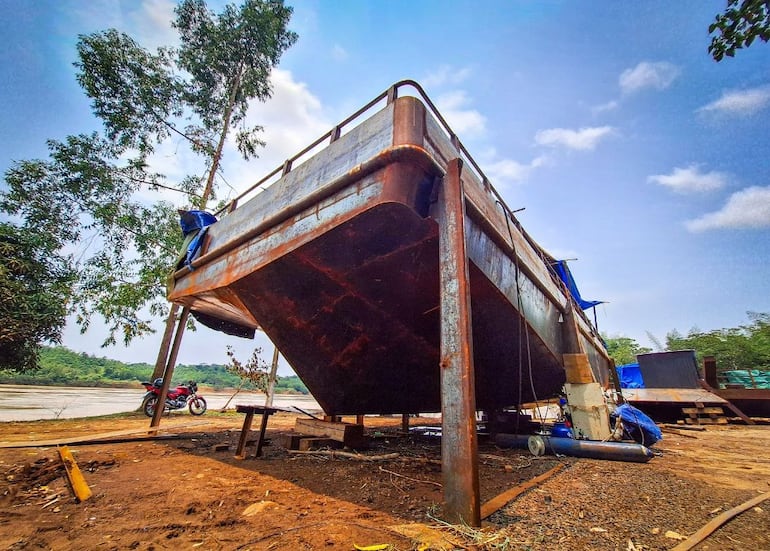 La balsa en construcción que operaría entre los puertos Irala (PY) y Libertad (ARG) sobre el río Paraná.