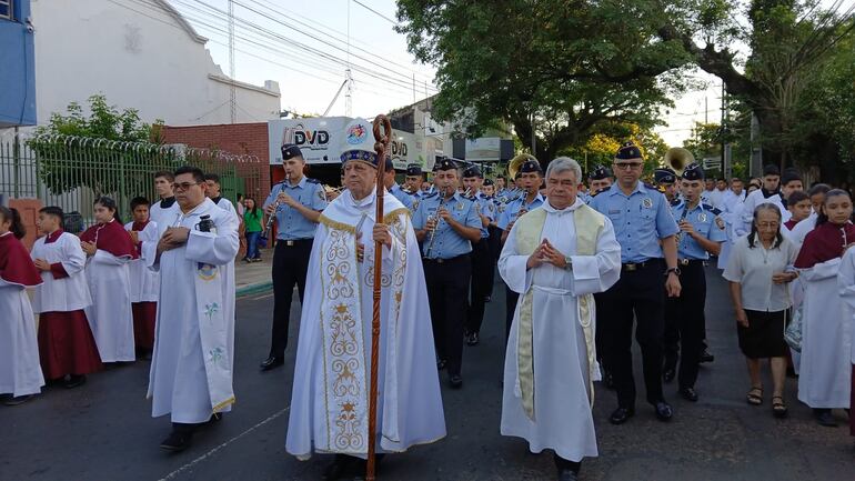 La banda de músicos de la Policía Nacional acompañó la peregrinación desde Tupãsy Ykuá hasta la basílica.