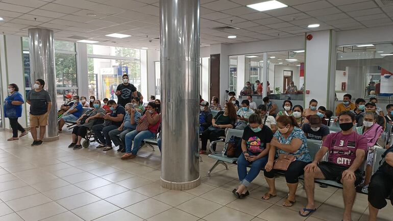 Pacientes esperaron desde las 05:00 de la mañana para ser atendidos, y recién a las 09:00 se les atendió.