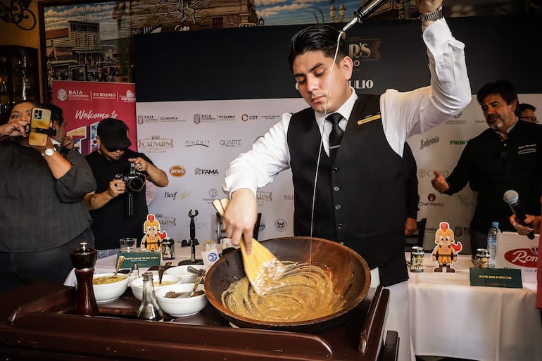 Un cocinero prepara una ensalada César 