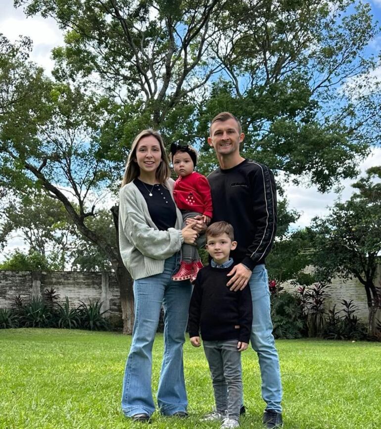 ¡Hermosa familia! Walter Clar y Ceci Fernández con sus hijos Agostina y Facundo. (Instagram/Ceci Fernández)