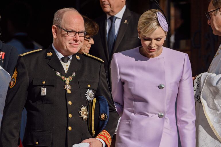 El Príncipe Alberto II de Mónaco y la Princesa Charlene de Mónaco salen de la Catedral de Mónaco después de asistir a la misa para conmemorar el "Día Nacional de Mónaco". (Frederic DIDES / AFP) 