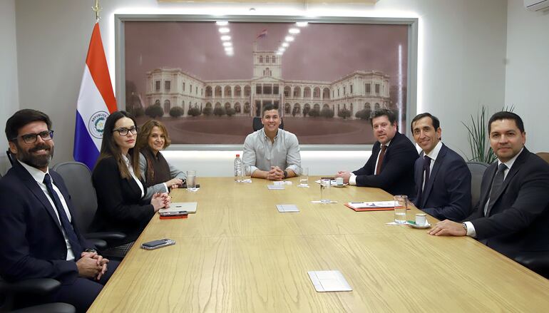 Patricio Rodríguez, CEO del Grupo Adium, y Henry Lobo, gerente general de Fapasa, se reunieron con el presidente de la República, Santiago Peña, e integrantes de su gabinete.