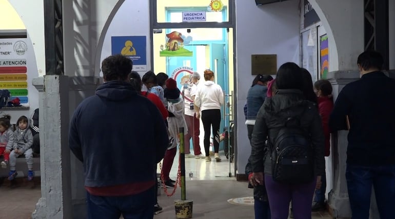 Los pacientes se quejan por las horas de espera para ser atendidos.