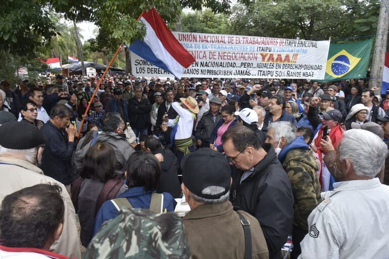 Manifestación de exobreros de Itaipú exigiendo la aprobación del proyecto de ley frente al Congreso Nacional, en junio de este año.