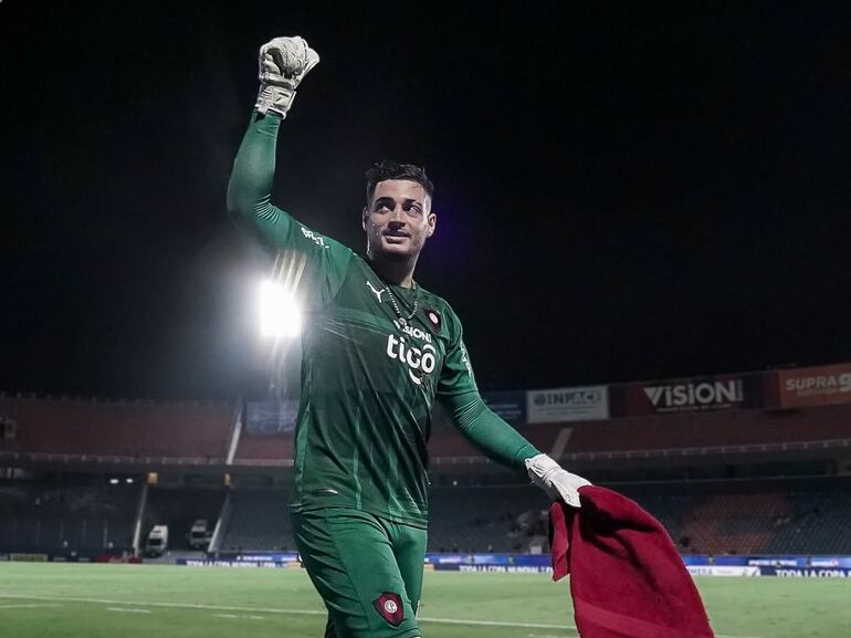 Jean Fernandes, arquero de Cerro Porteño, saluda a los hinchas después del triunfo 2-1 sobre General Caballero de Juan León Mallorquín en La Nueva Olla por la jornada 19 del torneo Clausura 2022 del fútbol paraguayo.