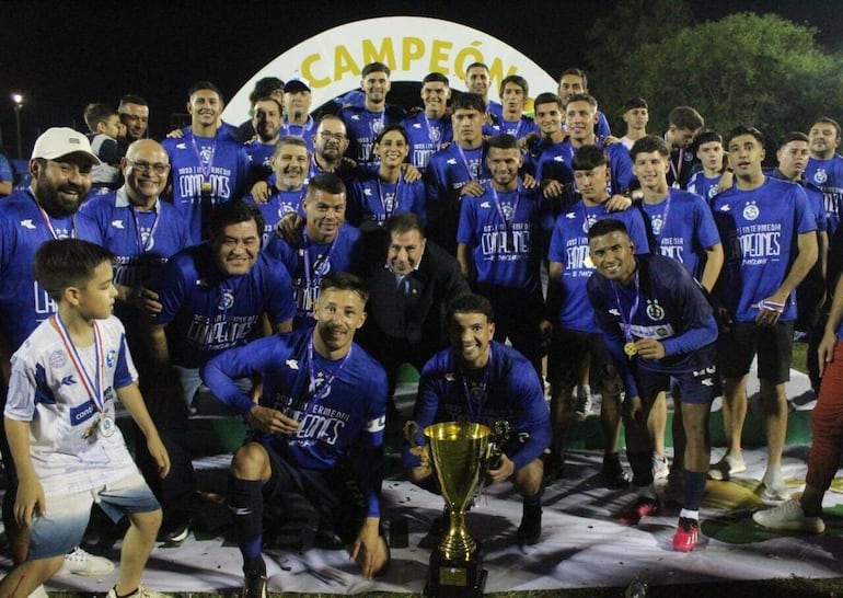 La premiación a los campeones de la División Intermedia 2023 del viernes fue encabezada por el Dr. Miguel Ángel Figueredo, expresidente de Sol de América y actual vicepresidente de la Asociación Paraguaya de Fútbol.