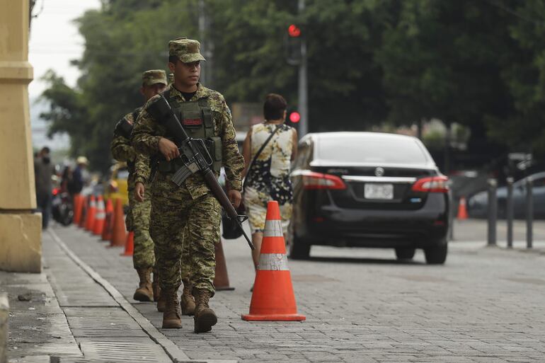 Soldados realizan patrullaje, en el centro de San Salvador (El Salvador).