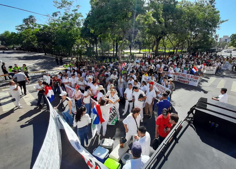 Funcionarios de la salud se movilizan en los alrededores del Congreso y piden un aumento salarial de G. 500.000.