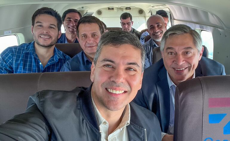 Santiago Peña viajó ayer a Encarnación junto a miembros de su gabinete.